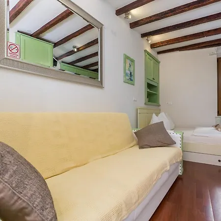 Studio Iris Apartment